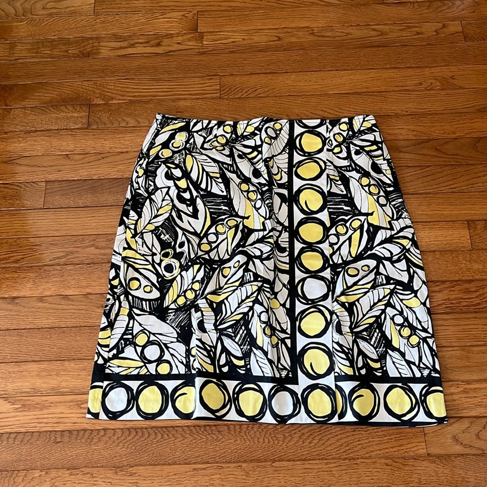 Like new black,yellow, white printed skirt! Sz. 12, Side zip! Dressy or casual!